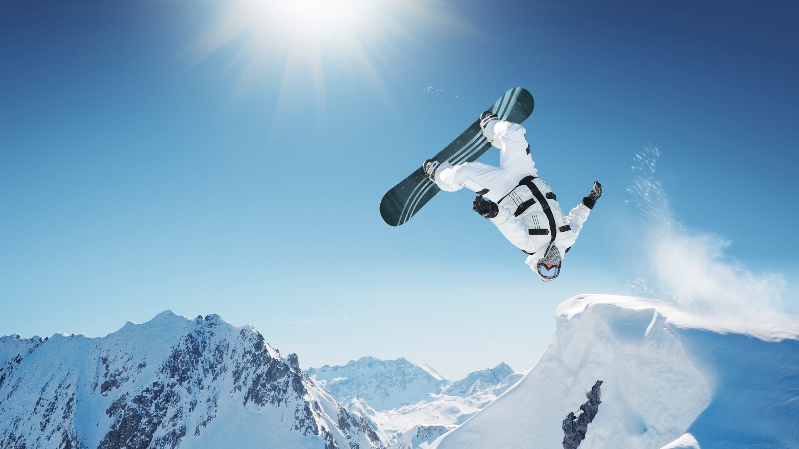 环湖自行车公开赛 蓝天碧水间上演高速较量